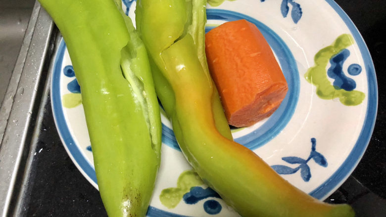 青椒炒腐竹➕岂有黄鹂历翠微,青椒去蒂去籽清洗备用,胡萝卜削皮洗净