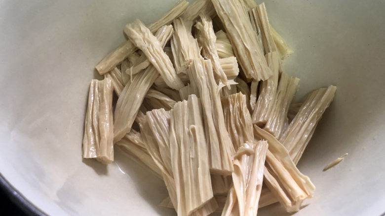 青椒炒腐竹➕岂有黄鹂历翠微,捞出过凉水备用