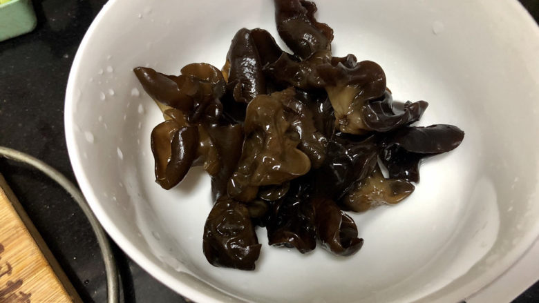 青椒炒腐竹➕岂有黄鹂历翠微,泡发好的木耳在流动水下搓洗干净