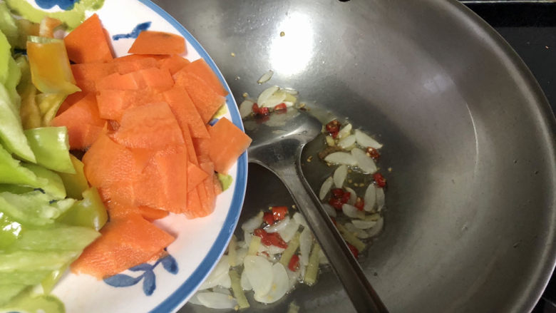 青椒炒腐竹➕岂有黄鹂历翠微,下胡萝卜片青椒片,