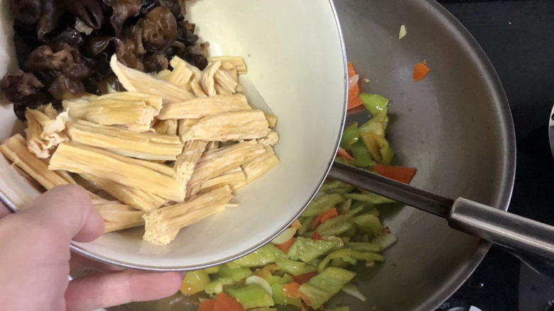 青椒炒腐竹➕岂有黄鹂历翠微,转中大火,加入腐竹木耳翻炒半分钟
