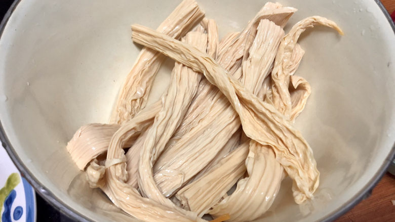 青椒炒腐竹➕岂有黄鹂历翠微,腐竹清洗备用