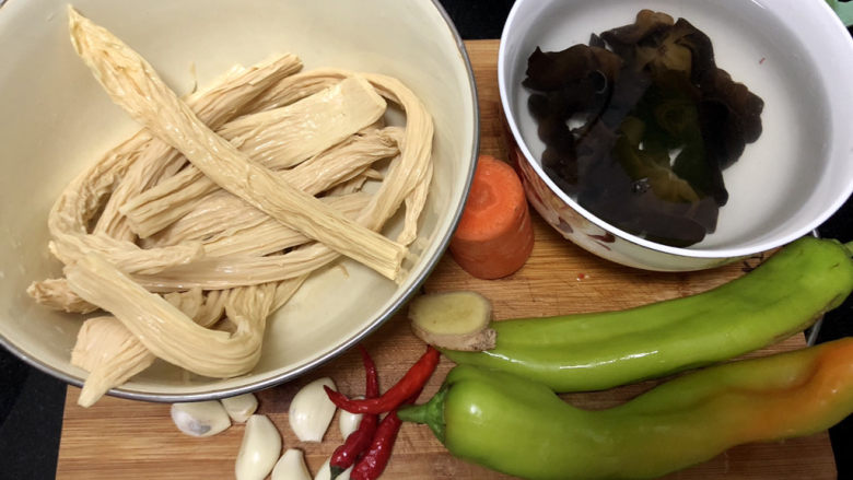 青椒炒腐竹➕岂有黄鹂历翠微,食材合照：泡发好的腐竹约250g（如果是干腐竹，要提前四五个小时，用冷水泡发），<a style='color:red;display:inline-block;' href='/shicai/ 118129'>干木耳</a>数朵，提前温水泡发，<a style='color:red;display:inline-block;' href='/shicai/ 25'>胡萝卜</a>一小节，<a style='color:red;display:inline-block;' href='/shicai/ 61'>青椒</a>两个，<a style='color:red;display:inline-block;' href='/shicai/ 37'>姜</a>一小块，蒜六瓣，小米辣三个