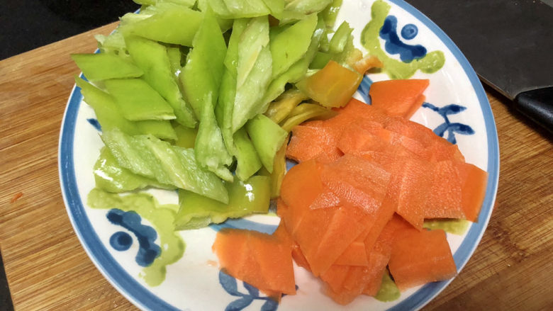 青椒炒腐竹➕岂有黄鹂历翠微,青椒切菱形片,胡萝卜切薄片