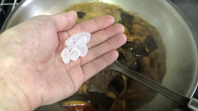 茄子粉丝煲➕肉末粉丝茄子煲,加入适量<a style='color:red;display:inline-block;' href='/shicai/ 866'>冰糖</a>,搅拌融化