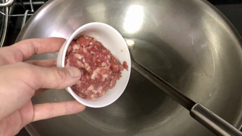 茄子粉丝煲➕肉末粉丝茄子煲,热锅冷油,油稍微多一些,下肉末中小火炒散煸炒出油