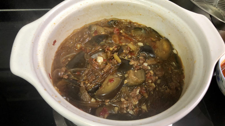 茄子粉丝煲➕肉末粉丝茄子煲,尝下咸淡,根据个人补充少许盐,转中大火收汁