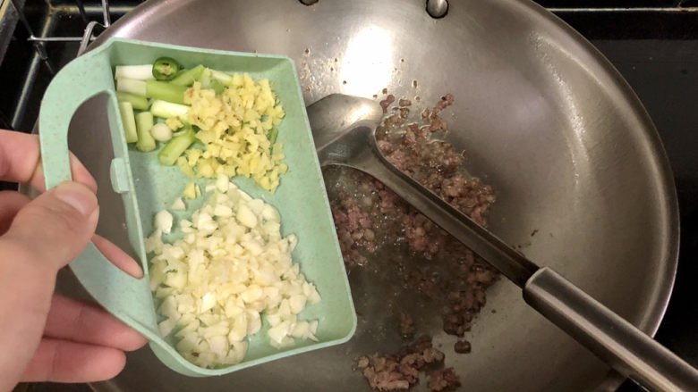 茄子粉丝煲➕肉末粉丝茄子煲,下蒜末姜末葱白,小火煸香