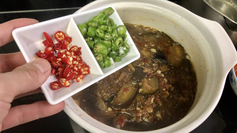 茄子粉丝煲➕肉末粉丝茄子煲,收汁到汤汁浓郁,撒上小米辣线椒