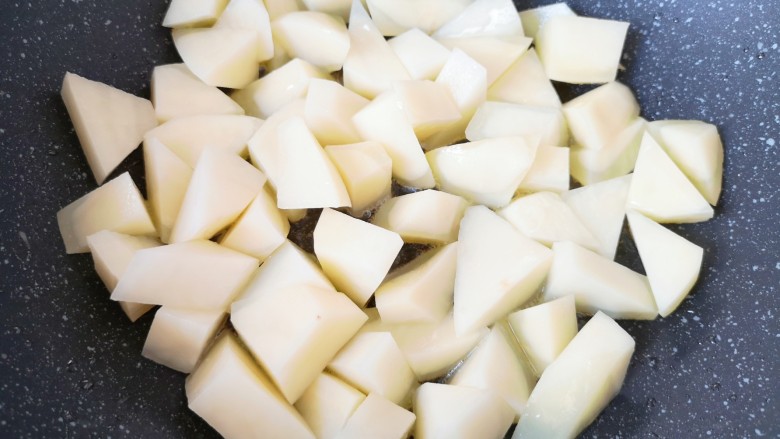 鹌鹑蛋焖土豆,炒锅内倒多一些食用油烧热,下入土豆块。