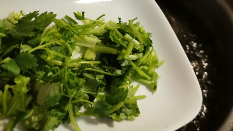 紫菜虾皮汤,放入香菜