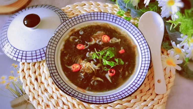 紫菜虾皮汤,盛出食用