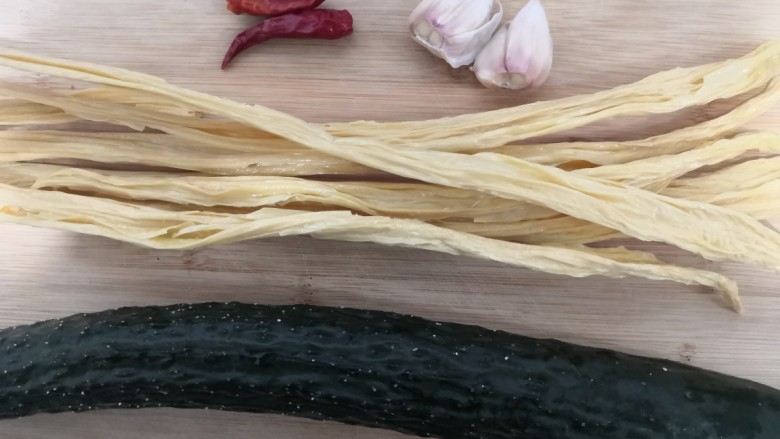 凉拌腐竹黄瓜,先准备好,所有食材