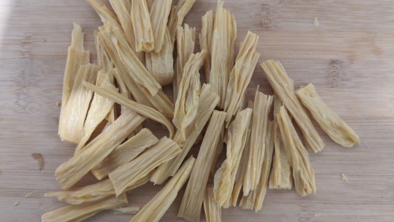 凉拌腐竹黄瓜,把干腐竹,干脆的时候,扳成小段
