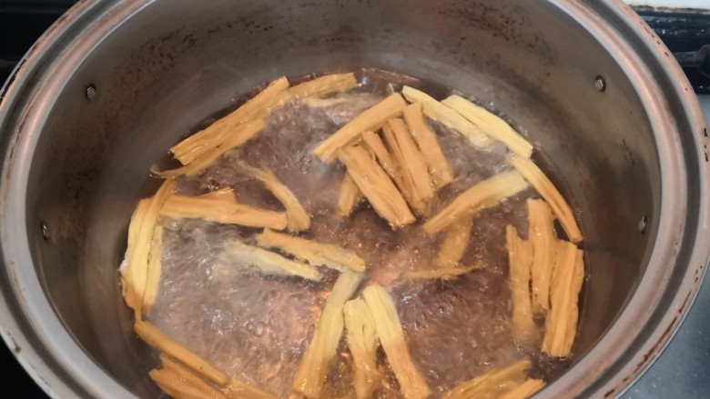 凉拌腐竹黄瓜,水开后,放入干腐竹