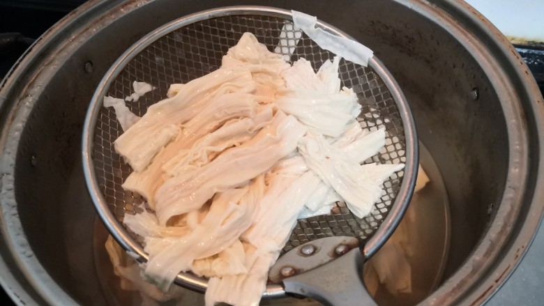 凉拌腐竹黄瓜,时间到后,捞出腐竹