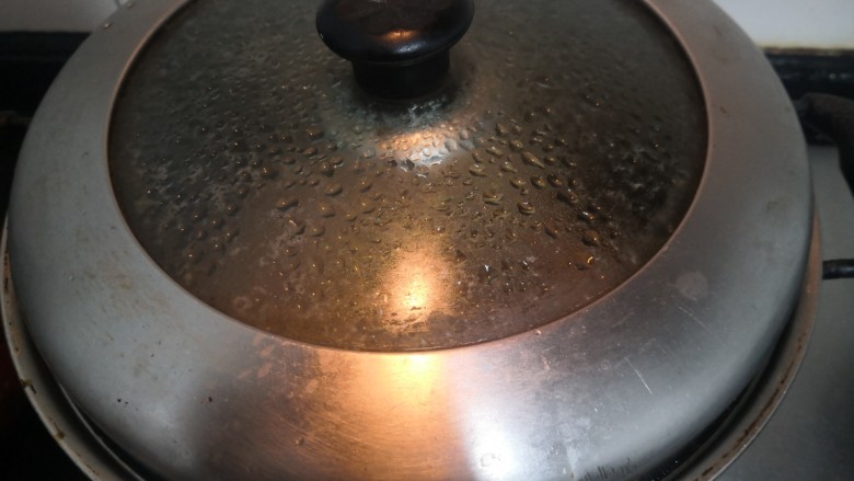凉拌腐竹黄瓜,煮1分钟后,关火焖15分钟