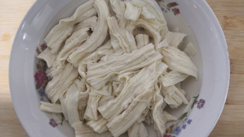 凉拌腐竹黄瓜,把腐竹,放入冷水中,过凉
