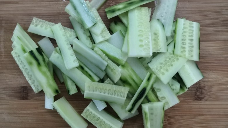 凉拌腐竹黄瓜,黄瓜洗干净,切成片