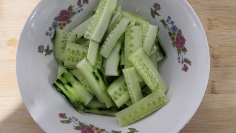 凉拌腐竹黄瓜,把黄瓜片,放入碗中