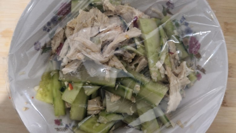凉拌腐竹黄瓜,包上保鲜膜,冷藏腌制半小时