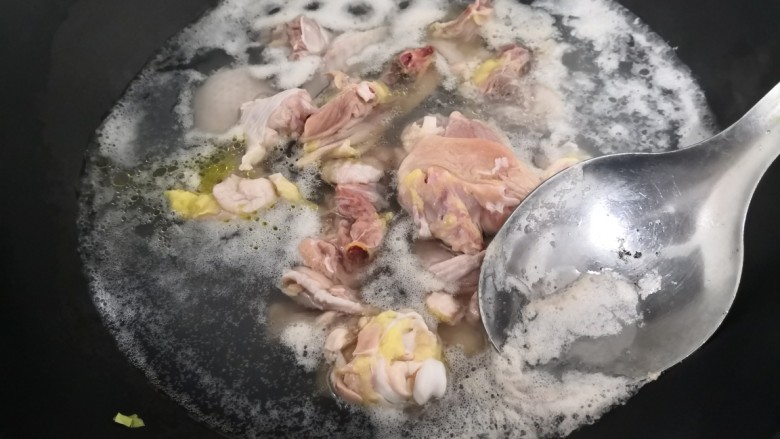三黄鸡炖土豆,煮的过程中,撇去浮沫
