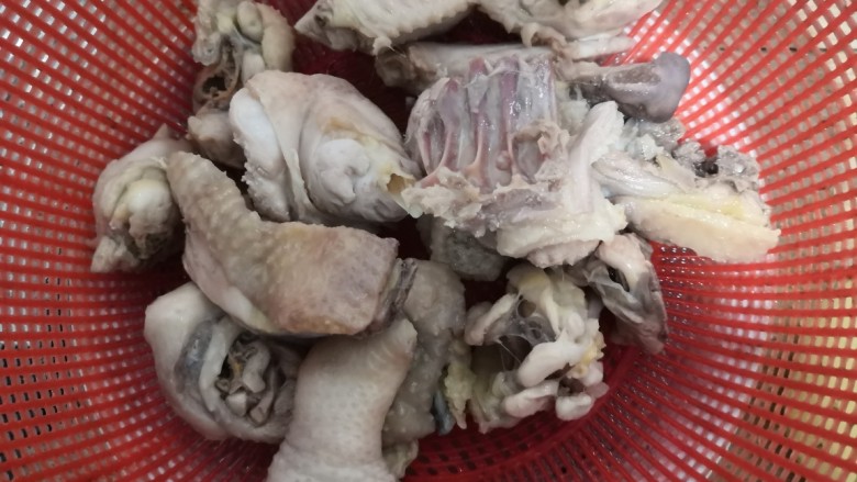 三黄鸡炖土豆,鸡块焯去血水,变色后,捞出,清洗干净,沥干水份,备用