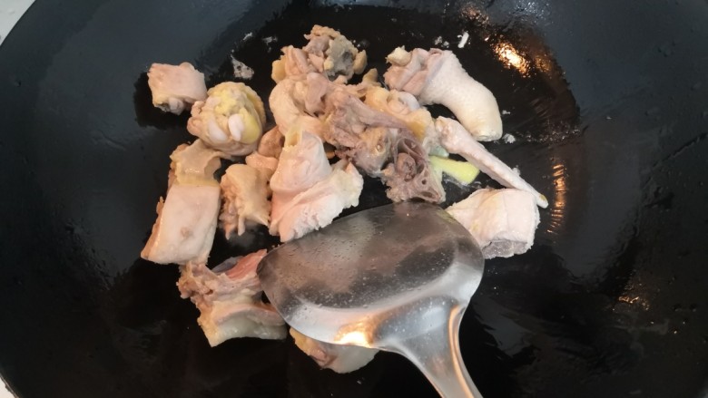 三黄鸡炖土豆,把鸡块,翻炒均匀