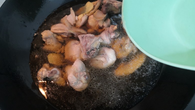 三黄鸡炖土豆,加入水,没过鸡块