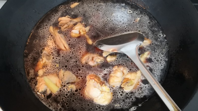 三黄鸡炖土豆,翻拌均匀,大火烧煮
