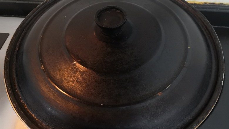 三黄鸡炖土豆,煮开后,关小火焖30分钟