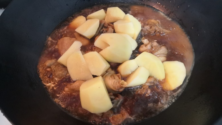 三黄鸡炖土豆,焖好后,倒入土豆块