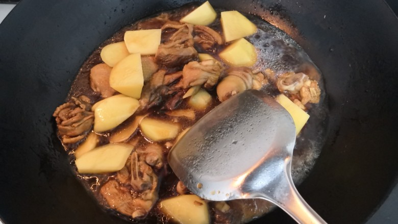 三黄鸡炖土豆,用铲子,翻拌均匀