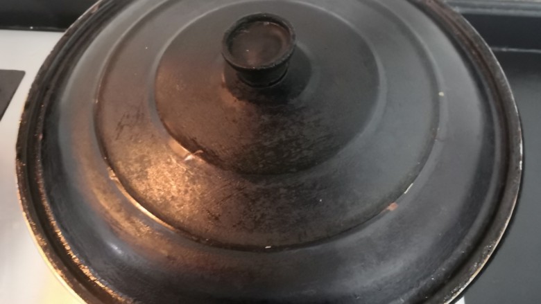 三黄鸡炖土豆,再次煮开后,关小火焖15分钟