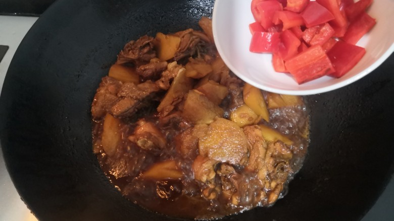 三黄鸡炖土豆,时间到,倒入红椒