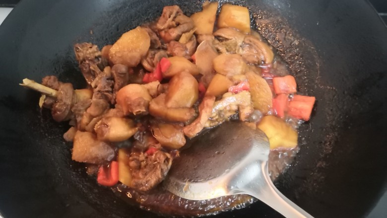 三黄鸡炖土豆,再次,翻炒均匀