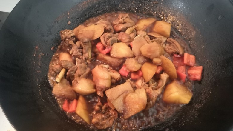 三黄鸡炖土豆,大火收汁后,关火