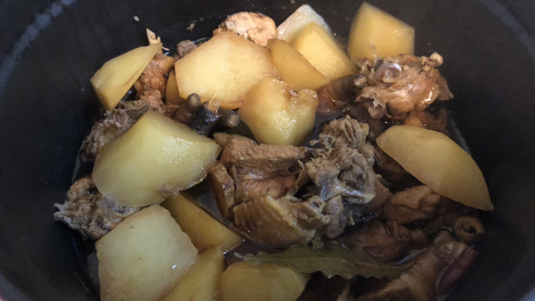 三黄鸡炖土豆,放入鸡块内,翻拌一下一起煮