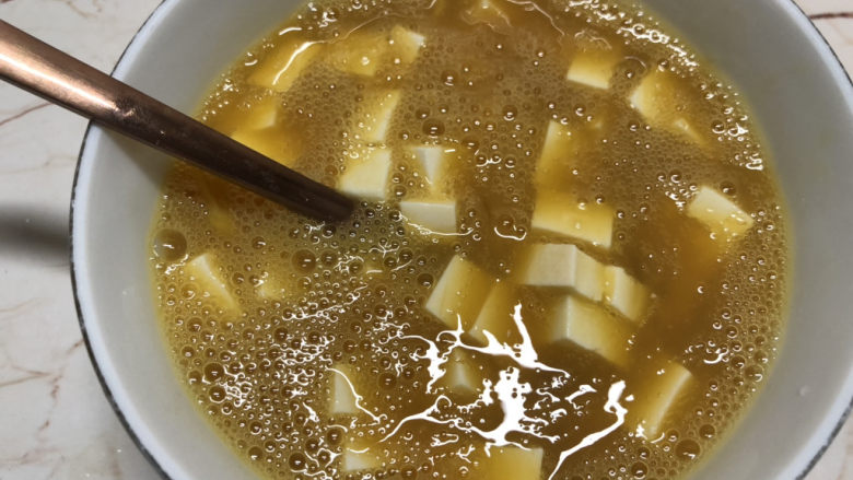 豆腐炒鸡蛋,搅拌均匀,有时间可以泡15分钟,让豆腐吸点味道进去