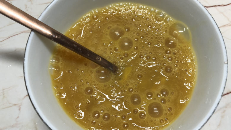 豆腐炒鸡蛋,用叉子打散鸡蛋,用叉子比用筷子方便