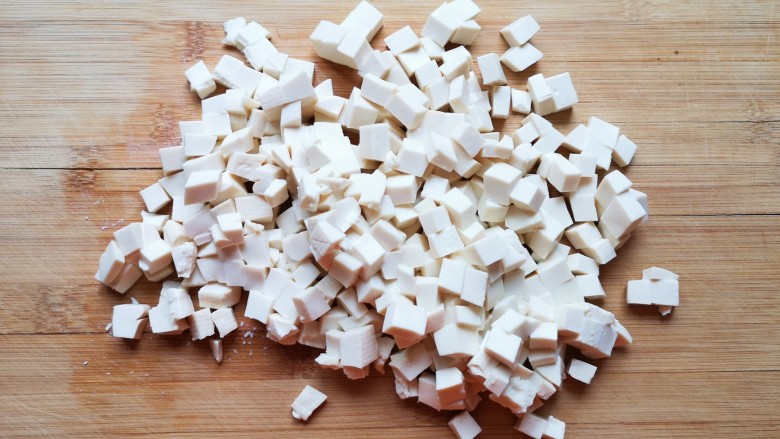 豆腐炒鸡蛋,<a style='color:red;display:inline-block;' href='/shicai/ 5179'>嫩豆腐</a>冲洗一下切成小丁。