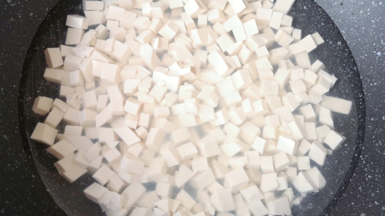 豆腐炒鸡蛋,凉水入锅，放一点盐烧开，煮1分钟左右关火。