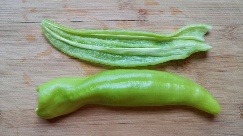 豆腐炒鸡蛋,<a style='color:red;display:inline-block;' href='/shicai/ 61'>青椒</a>去籽洗干净。