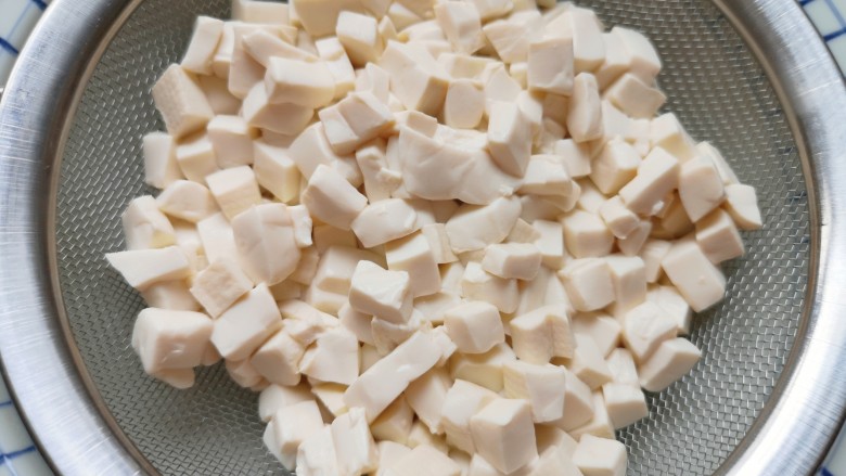 豆腐炒鸡蛋,捞出放在滤网里面控一下水分。