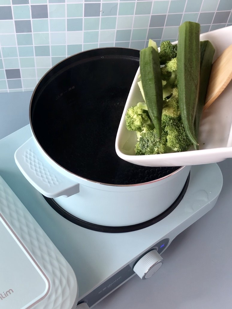 六一儿童节到啦,给孩子做一份萌萌的小河马卡通早餐吧!,东菱早餐机的煮锅倒入适量水,烧开后下入秋葵和西兰花,焯烫3分钟左右。