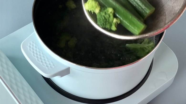 六一儿童节到啦,给孩子做一份萌萌的小河马卡通早餐吧!,焯熟后捞出沥干水备用。