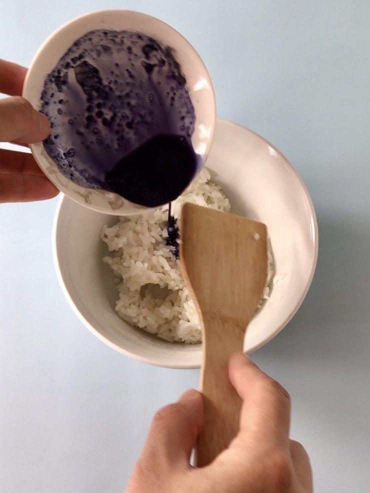 六一儿童节到啦,给孩子做一份萌萌的小河马卡通早餐吧!,蝶豆花粉加入少许饮用水调成蓝色液体,加入一点点到米饭中(不用图上那么多),不要加太多,淡淡的蓝色即可。
