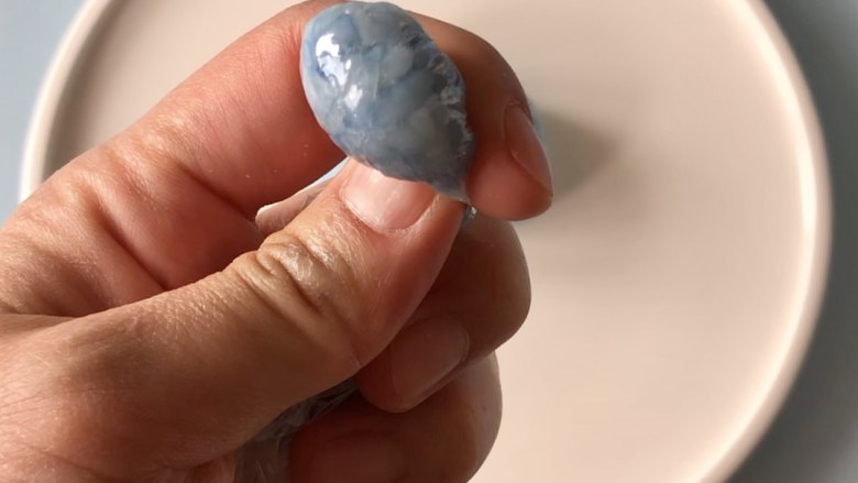 六一儿童节到啦,给孩子做一份萌萌的小河马卡通早餐吧!,再取少许蓝色米饭,捏出河马的耳朵,同样的方法捏出2个。