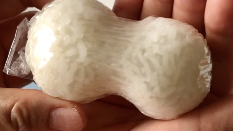 六一儿童节到啦,给孩子做一份萌萌的小河马卡通早餐吧!,再借助保鲜膜捏出河马的脸部。
