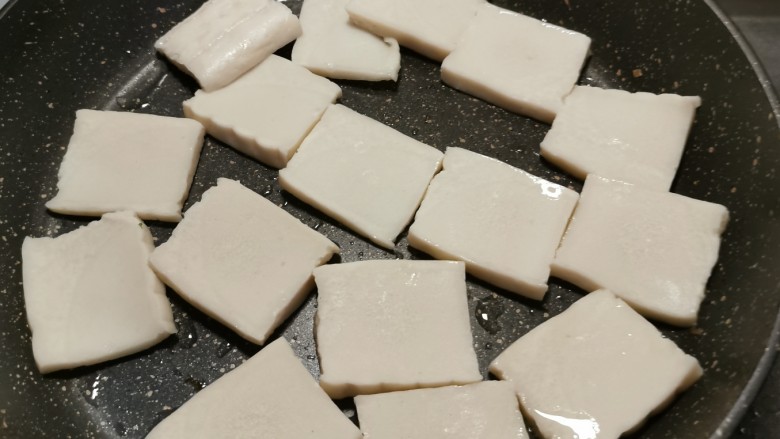 素炒千叶豆腐,起油锅 放入千叶豆腐片 煎至两面微微泛黄